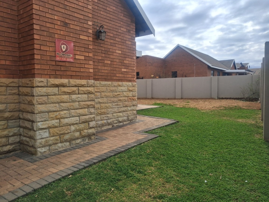 To Let 3 Bedroom Property for Rent in Hillside Free State